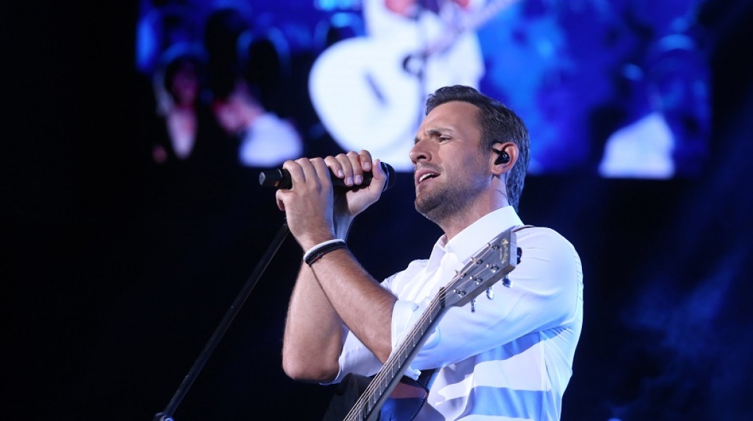 Ο τραγουδιστής, Νίκος Βέρτης, σε live εμφάνισή του