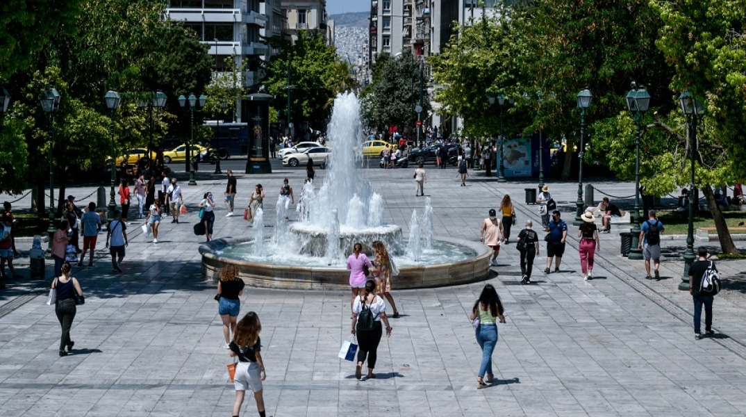Πολίτες περπατούν στην πλατεία Συντάγματος - Τα κρούσματα που ανακοινώθηκαν στην Αττική