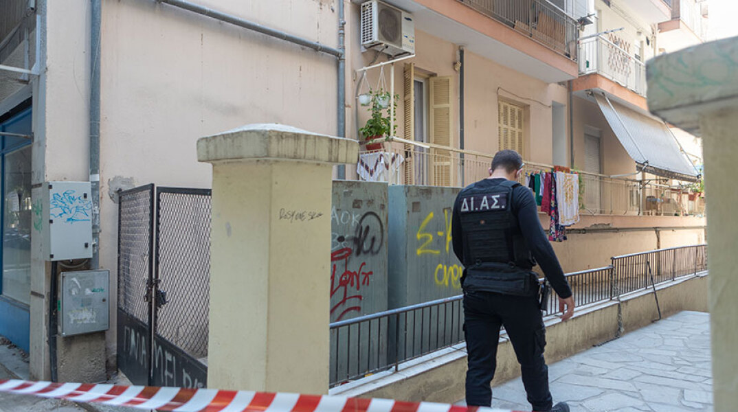 Δολοφονία στη Θεσσαλονίκη: Αστυνομικός έξω από το διαμέρισμα όπου 55χρονος φέρεται να σκότωσε την 56χρονη σύντροφό του