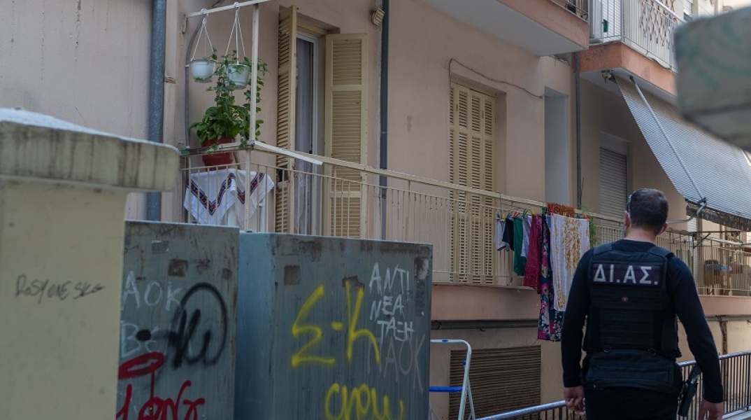 Δολοφονία 55χρονης στη Θεσσαλονίκη: Στιγμιότυπο από τον τόπο του εγκλήματος