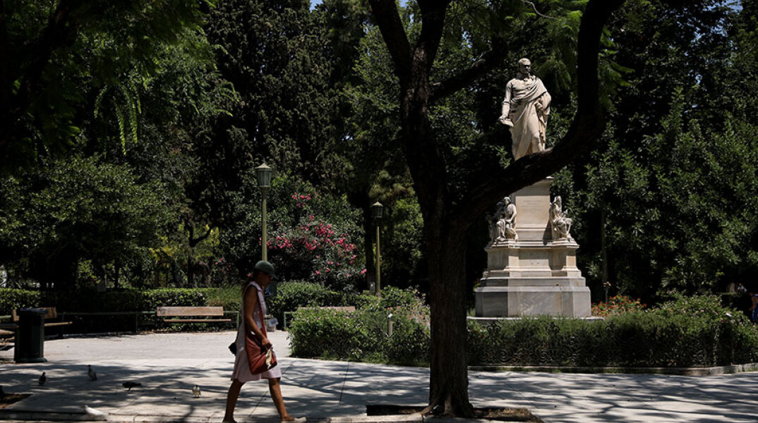 Γυναίκα περπατά στο κέντρο της Αθήνας (ΦΩΤΟ ΑΡΧΕΙΟΥ) - Ο ΕΟΔΥ ανακοίνωσε τα κρούσματα σήμερα Δευτέρα 23 Αυγούστου 2021