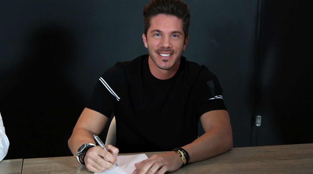 Ο τραγουδιστής, Νίκος Οικονομόπουλος