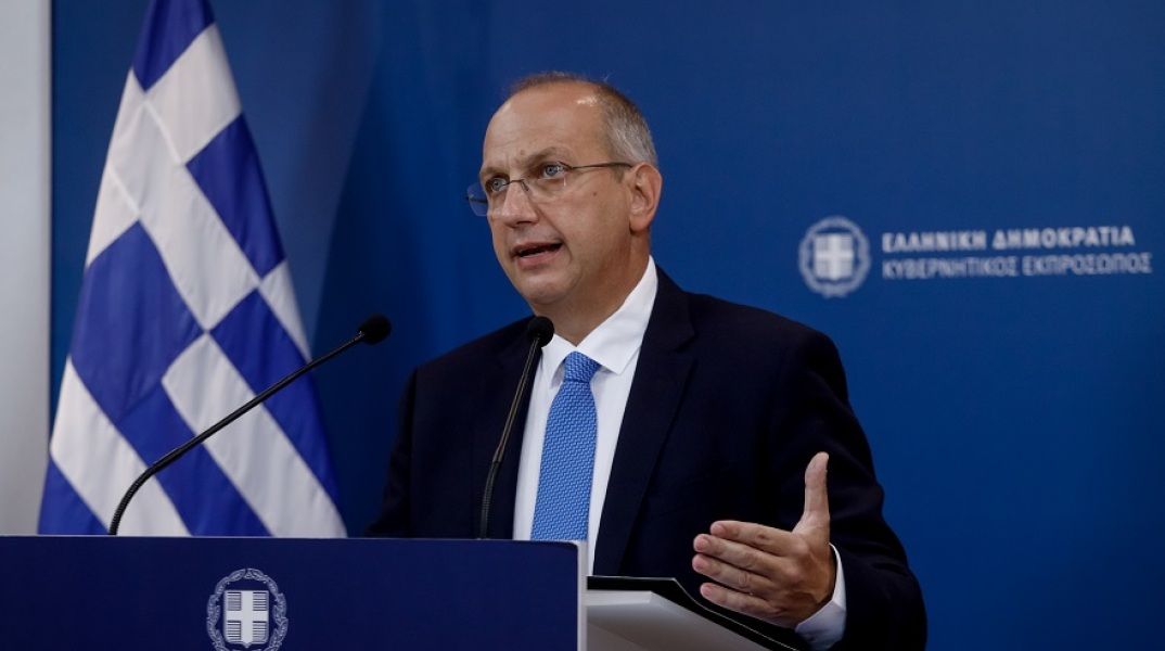 Ο κυβερνητικός εκπρόσωπος, Γιάννης Οικονόμου, κατά τη διάρκεια της ενημέρωσης των πολιτικών συντακτών