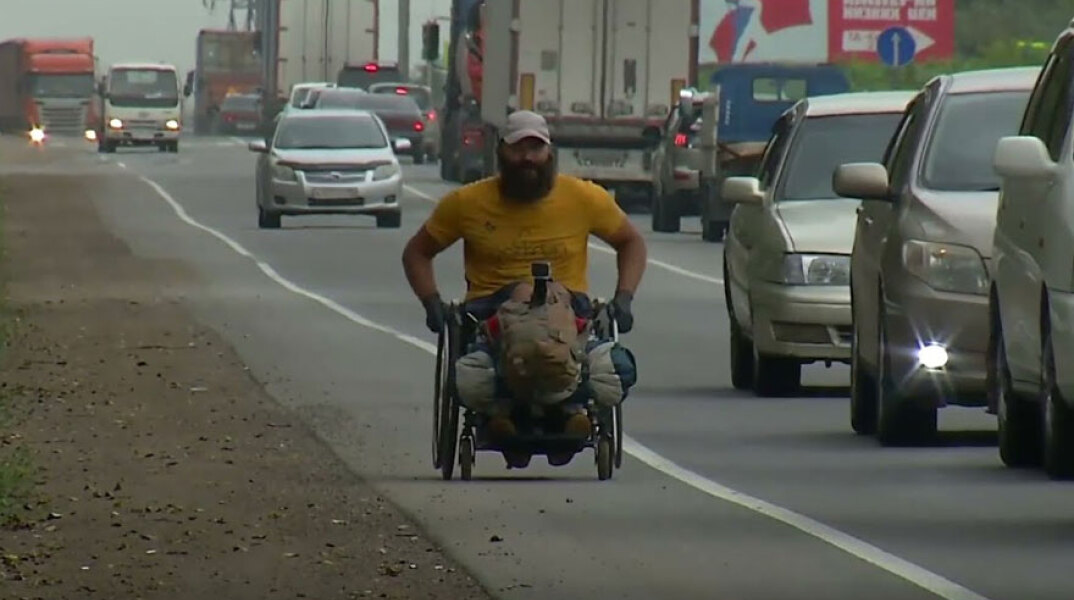Ο άνδρας στη Ρωσία με το αναπηρικό αμαξίδιο κατά τη διάρκεια του ταξιδιού του με προορισμό τη λίμνη Βαϊκάλη