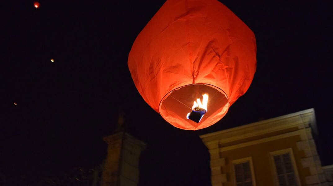Φαναράκι ανεβαίνει στον ουρανό (ΦΩΤΟ ΑΡΧΕΙΟΥ)