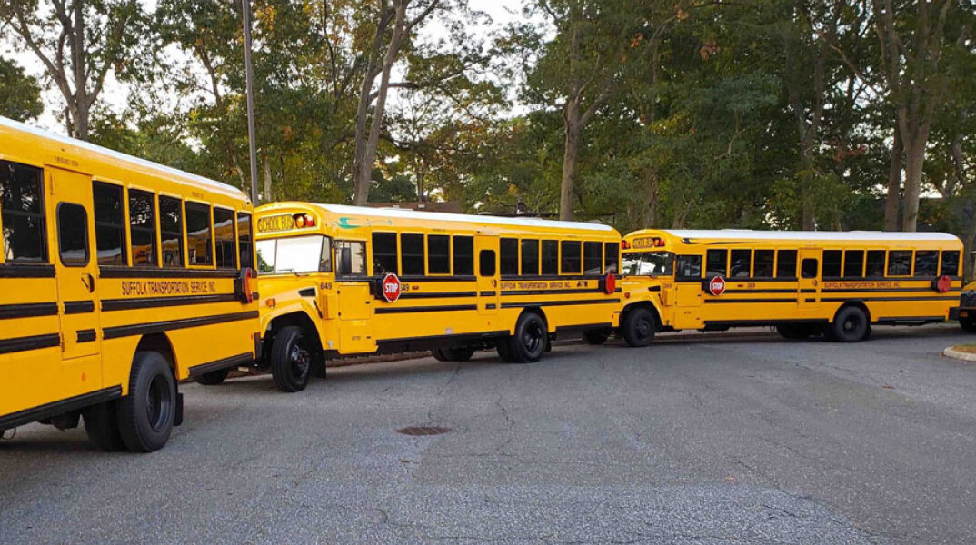 Σχολικά λεωφορεία (ΦΩΤΟ ΑΡΧΕΙΟΥ) - Εκπαιδευτικοί και δάσκαλοι στη Νέα Υόρκη εμβολιάζονται υποχρεωτικά για τον κορωνοϊό μετά την πλήρη έγκριση του FDA στο εμβόλιο Pfizer