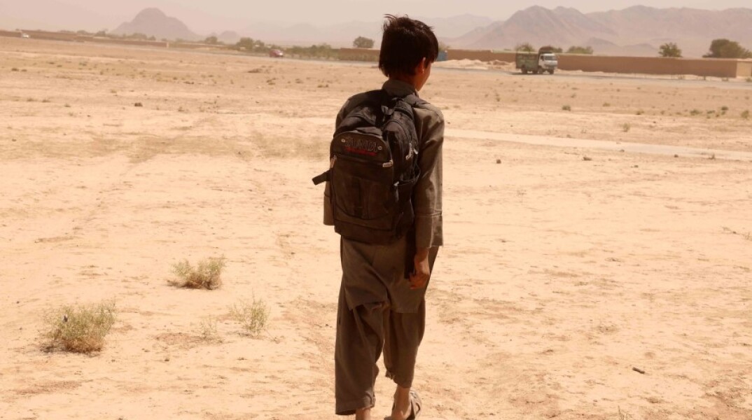 Ανήλικο αγόρι στο Αφγανιστάν © EPA / AKHTER GULFAM