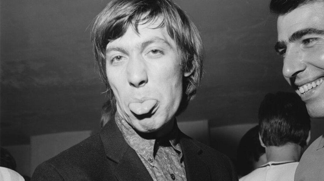 Charlie Watts - Ο εμβληματικός ντράμερ των Rolling Stones βγάζει τη γλώσσα το 1964