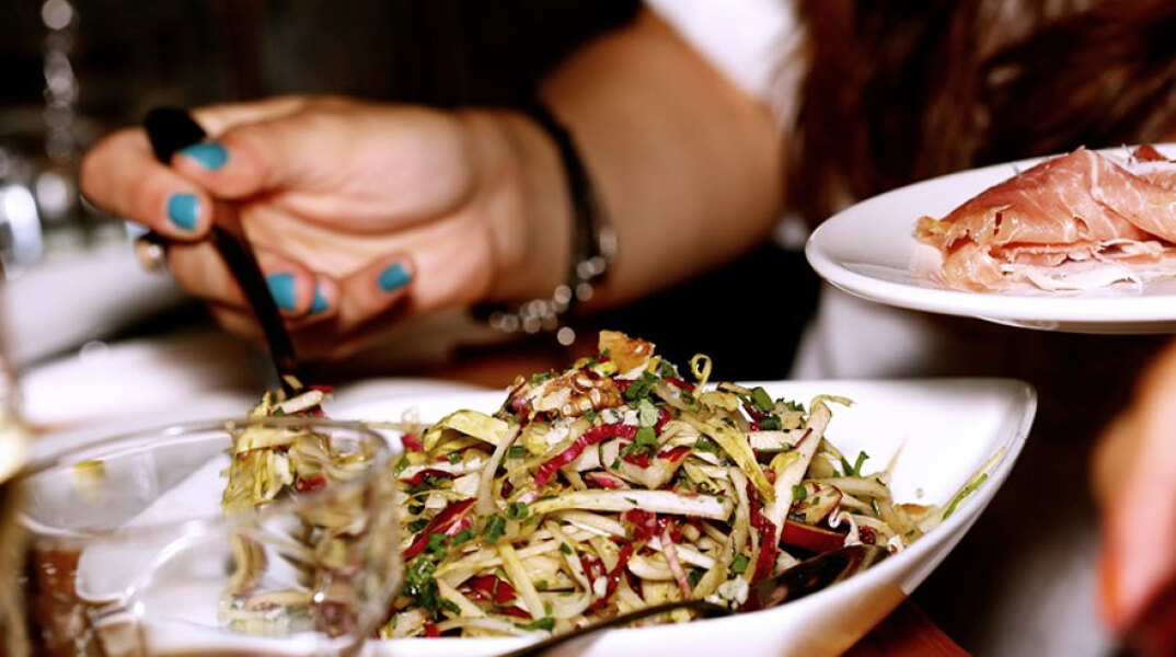 Φαγητό σε εστιατόριο (ΦΩΤΟ ΑΡΧΕΙΟΥ) - Νέα μέτρα στην εστίαση από τις 13 Σεπτεμβρίου 2021, με πολίτες που είναι ανεμβολίαστοι να μην έχουν πρόσβαση σε κλειστούς χώρους