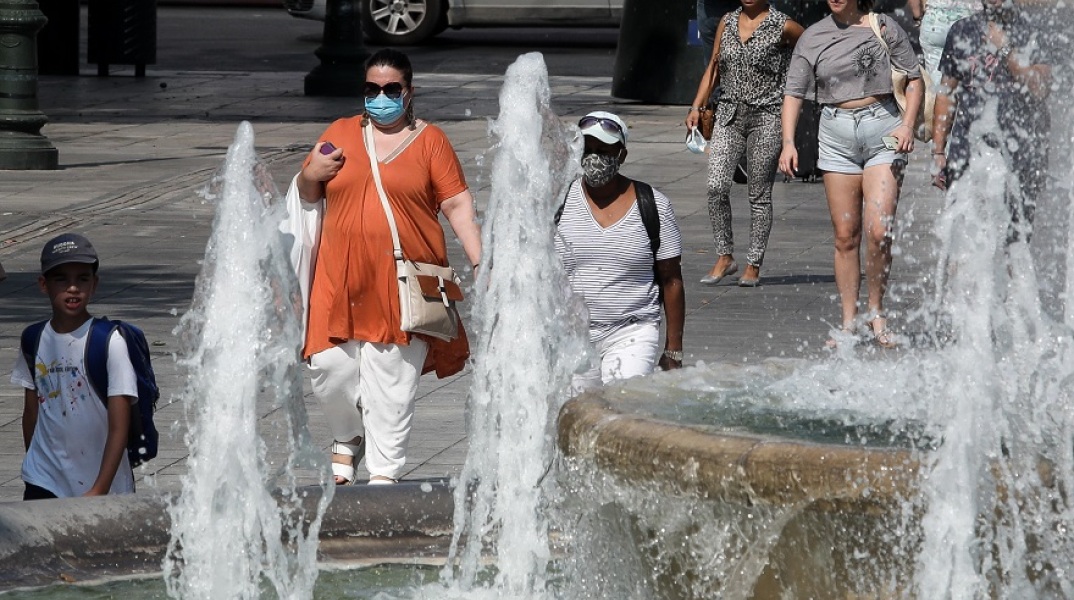 Πολίτες με μάσκα στο κέντρο της Αθήνας - Τα κρούσματα κορωνοϊού σήμερα, Τρίτη 24 Αυγούστου 2021