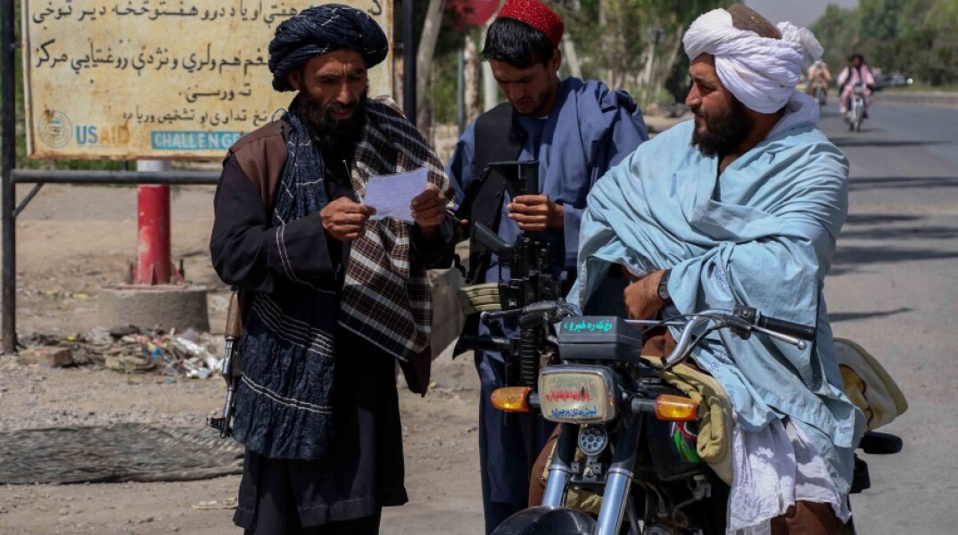 Ταλιμπάν κάνουν έλεγχο σε Αφγανούς πολίτες © EPA / STRINGER