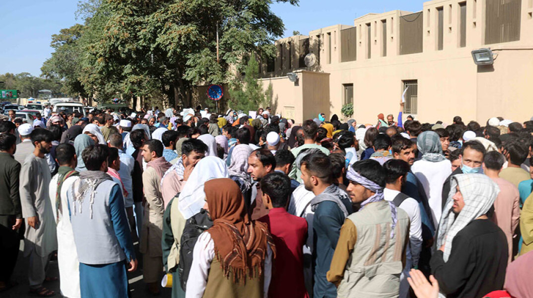 Αφγανιστάν: Χιλιάδες Αφγανοί πολίτες προσπαθούν να φθάσουν στο αεροδρόμιο της Καμπούλ