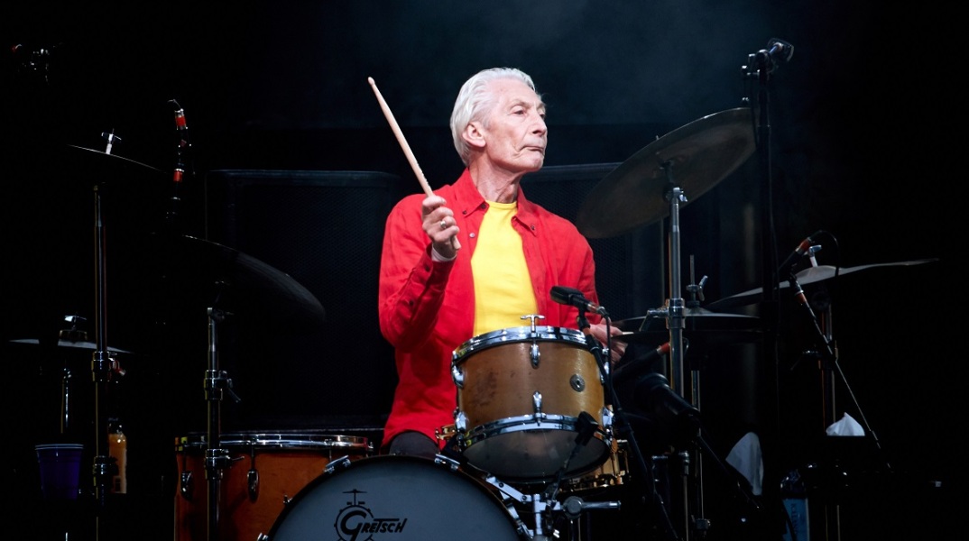 Charlie Watts, ο ντράμερ των Rolling Stones παίζει τύμπανα σε συναυλία