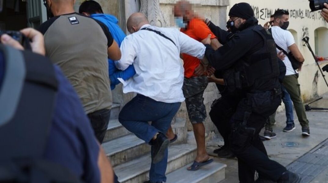 Μεσαρά: Ένταση κατά τη μεταγωγή του δράστη της δολοφονίας του 39χρονου στον εισαγγελέα