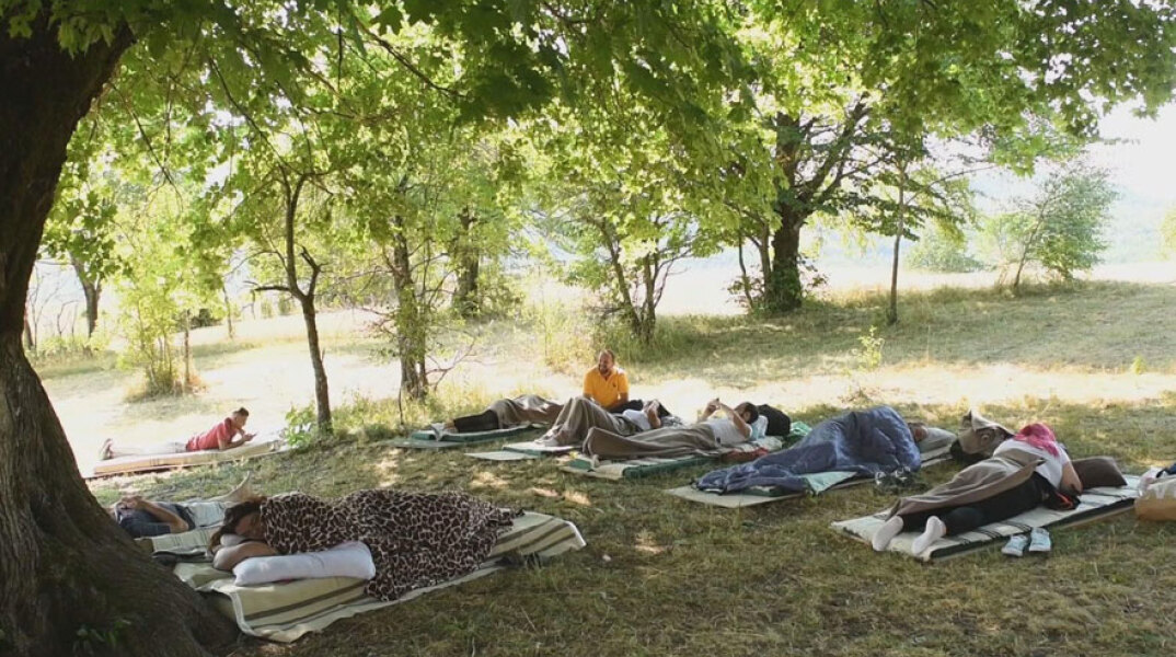 Οι συμμετέχοντες στους «Ολυμπιακούς Αγώνες Τεμπελιάς» στο Μαυροβούνιο δεν κάνουν τίποτα για να κερδίσουν το βραβείο