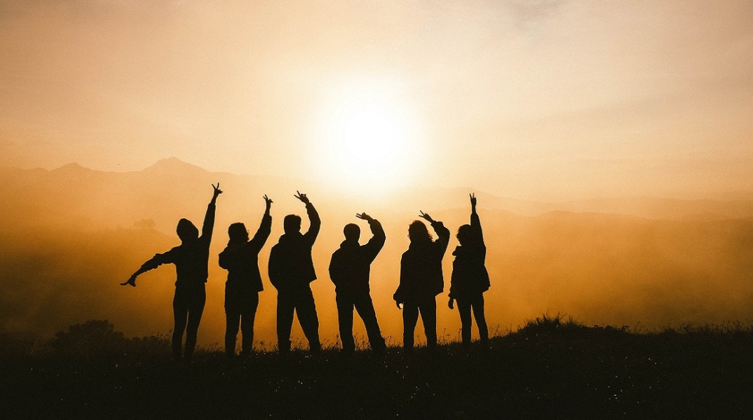 Μια παρέα ατόμων.