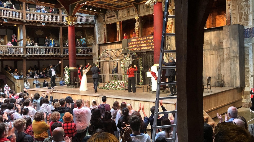 Στιγμιότυπο από την παράσταση «Ρωμαίος και Ιουλιέτα» του Γούλιαμ Σαίξπηρ, στο θέατρο Globe, σε σκηνοθεσία της Ola Ince.