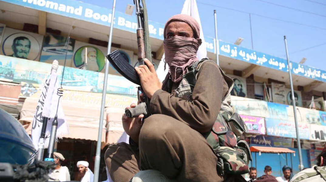 Ταλιμπάν με καλάσνικοφ στο Αφγανιστάν - «Τσουνάμι» καταγγελιών για βία κατά εργαζομένων του ΟΗΕ