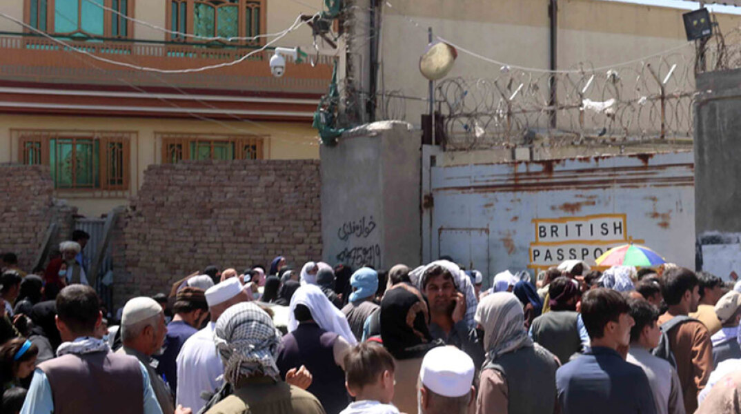 Αφγανοί πολίτες έξω από το αεροδρόμιο της Καμπούλ στο Αφγανιστάν