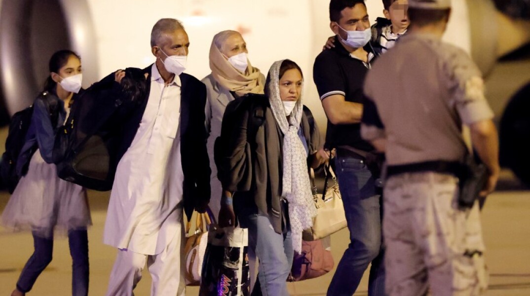 Αφγανοί πολίτες στο αεροδρόμιο της Καμπούλ © EPA / Zipi