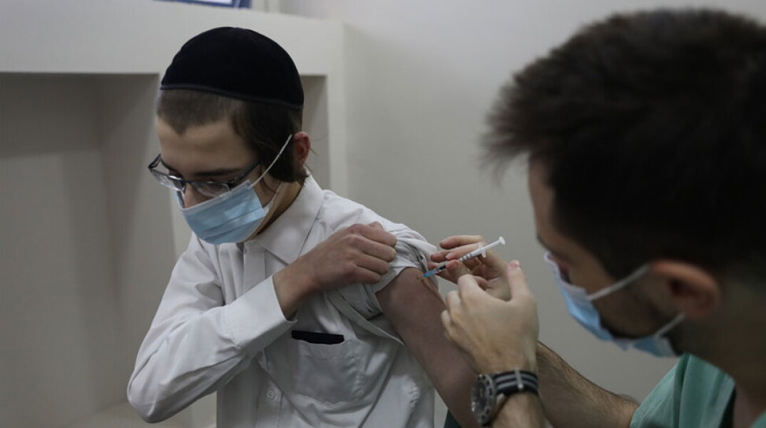 Εμβολιασμός νεαρού για κορωνοϊό στο Ισραήλ (ΦΩΤΟ ΑΡΧΕΙΟΥ)