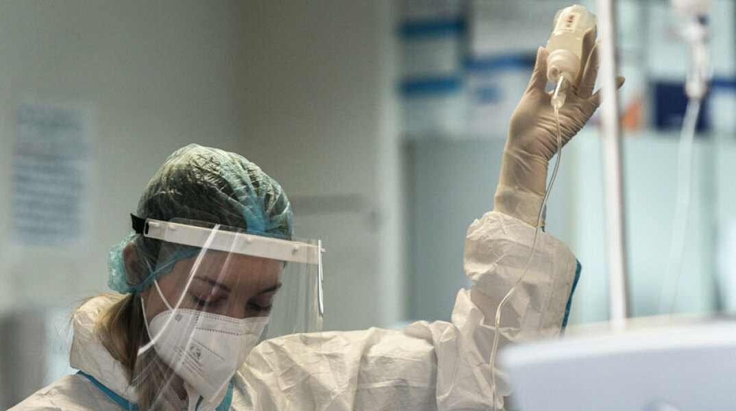 Υγειονομικός σε ΜΕΘ με προστατευτική στολή για κορωνοϊό (ΦΩΤΟ ΑΡΧΕΙΟΥ)