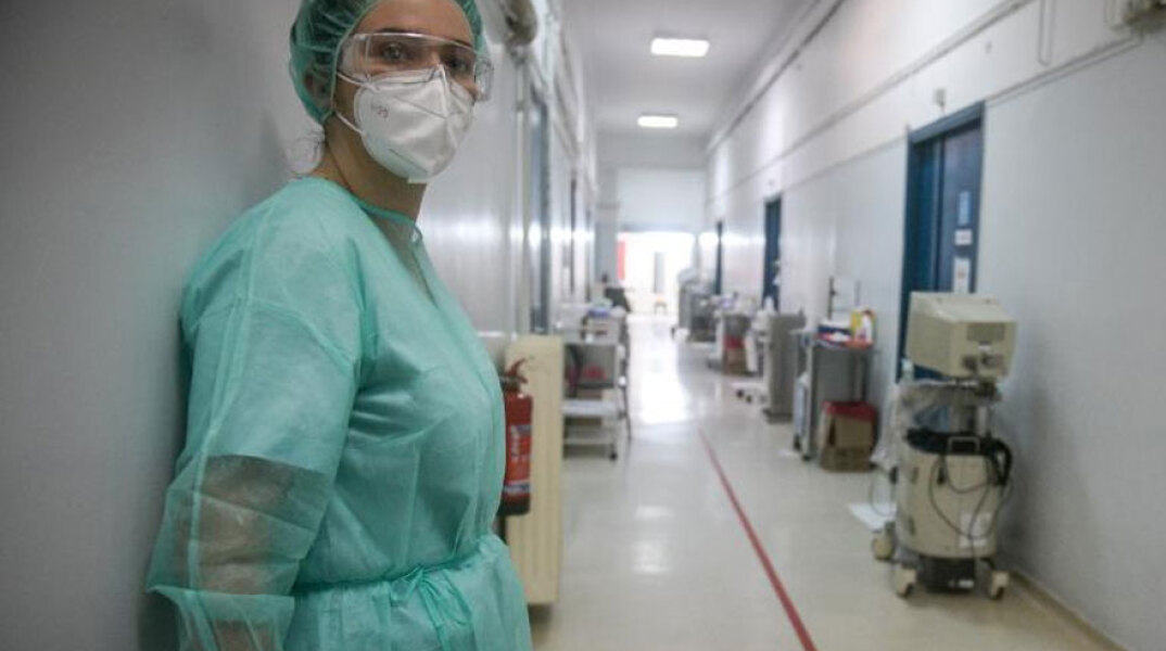 Υγειονομικός με μάσκα και προστατευτικό εξοπλισμό για τον κορωνοϊό σε νοσοκομείο (ΦΩΤΟ ΑΡΧΕΙΟΥ)
