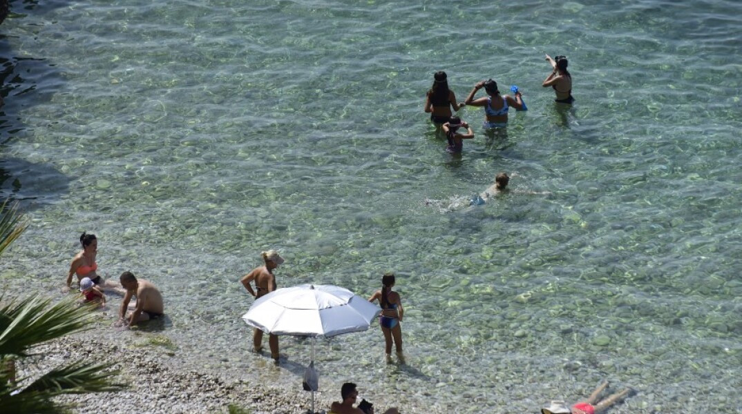 Παραλία με κόσμο © EUROKINISSI