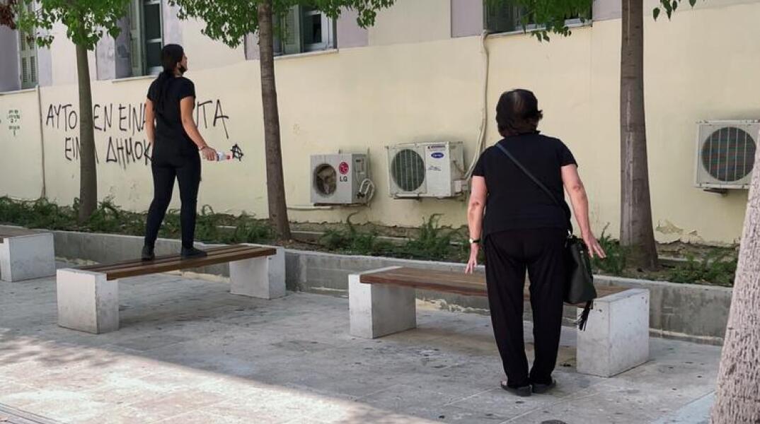 Έγκλημα στη Μεσαρά: Η μητέρα και η σύζυγος του 39χρονου έξω από το δικαστήριο όπου απολογείται ο καθ' ομολογία δράστης