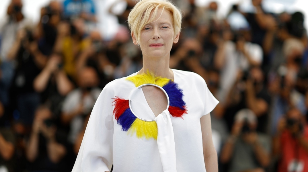 Η Τίλντα Σουίντον το 2021 στο Φεστιβάλ Καννών