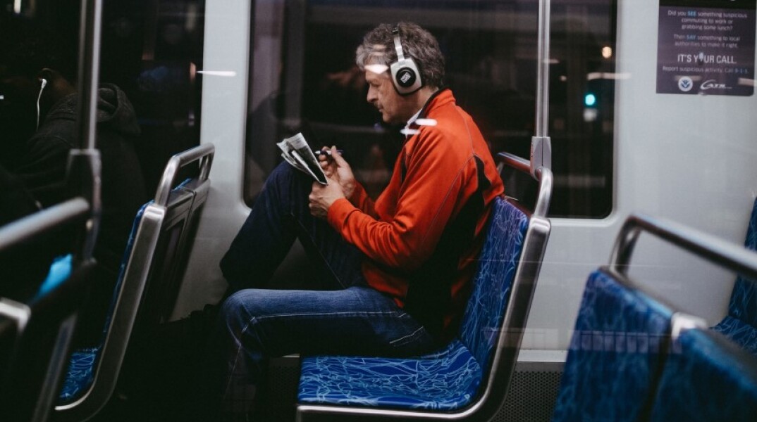 Επιβάτης λεωφορείου © UNSPLASH
