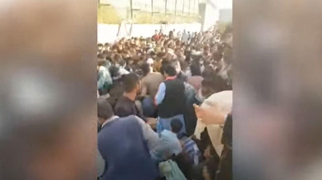 Αφγανιστάν: Χιλιάδες Αφγανοί έξω από το αεροδρόμιο στην Καμπούλ