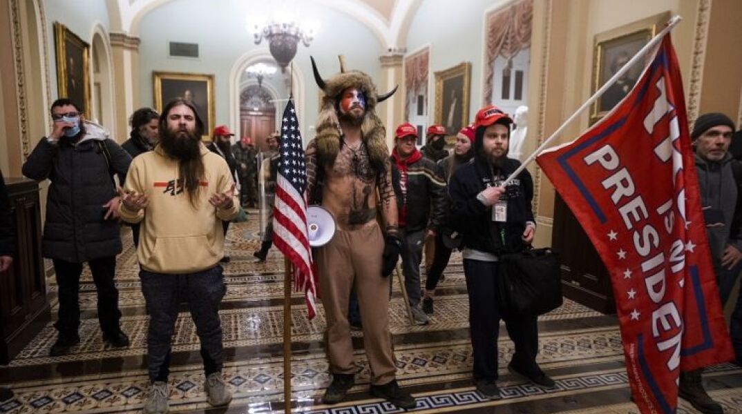 Στιγμιότυπο από την εισβολή διαδηλωτών στο Καπιτώλιο © EPA / JIM LO SCALZO