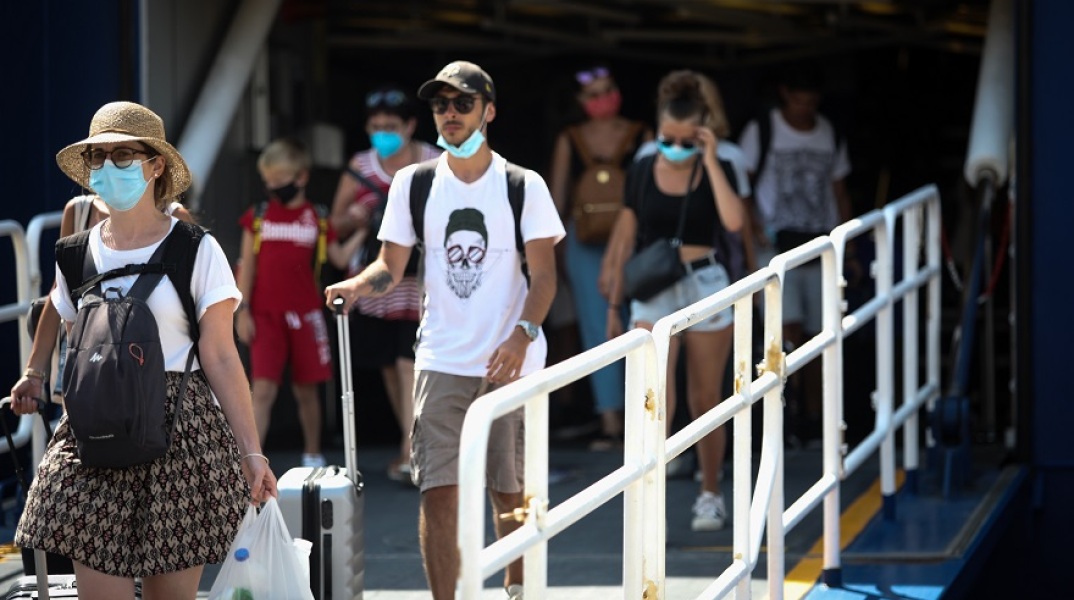 Πολίτες επιστρέφουν στο λιμάνι του Πειραιά - Έξοδος από το πλοίο με μάσκα