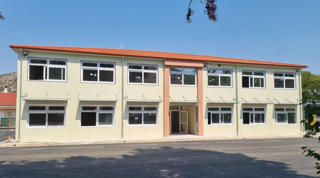 Το νέο σχολείο στο Δαμάσι Τυρνάβου, που κατασκευάστηκε μέσα σε λίγους μήνες μετά τον καταστροφικό σεισμό στην Ελασσόνα τον περασμένο Μάρτιο