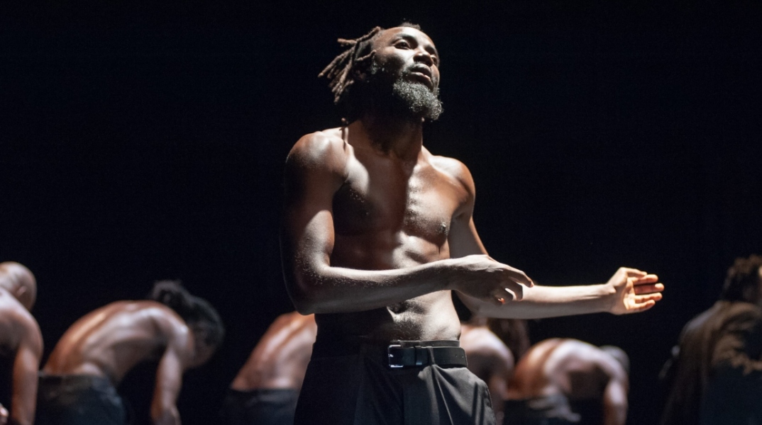 Στιγμιότυπο από τη χορευτική παράσταση του Γιόζεφ Νατζ, «OMMA»