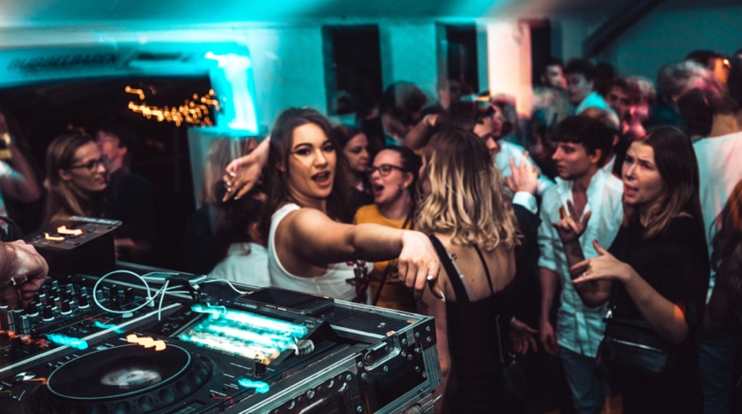 Νέοι διασκεδάζουν σε μπαρ.