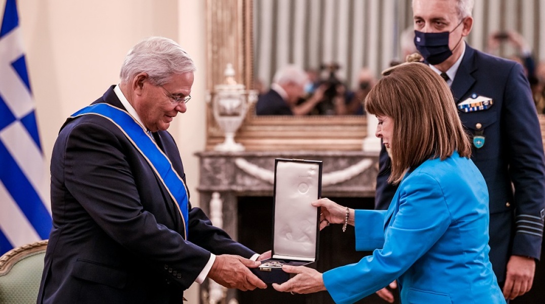 Η Πρόεδρος της Δημοκρατίας, Κατερίνα Σακελλαροπούλου, και ο Πρόεδρος της Επιτροπής Εξωτερικών Σχέσεων της Γερουσίας των ΗΠΑ, Ρόμπερτ Μενέντεζ