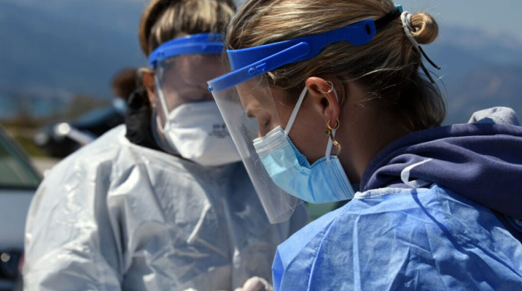 Υγειονομικοί διενεργούν δωρεάν rapid test για κορωνοϊό (ΦΩΤΟ ΑΡΧΕΙΟΥ) - Σε 41 σημεία κινητά κλιμάκια του ΕΟΔΥ το Σάββατο 28 Αυγούστου 2021