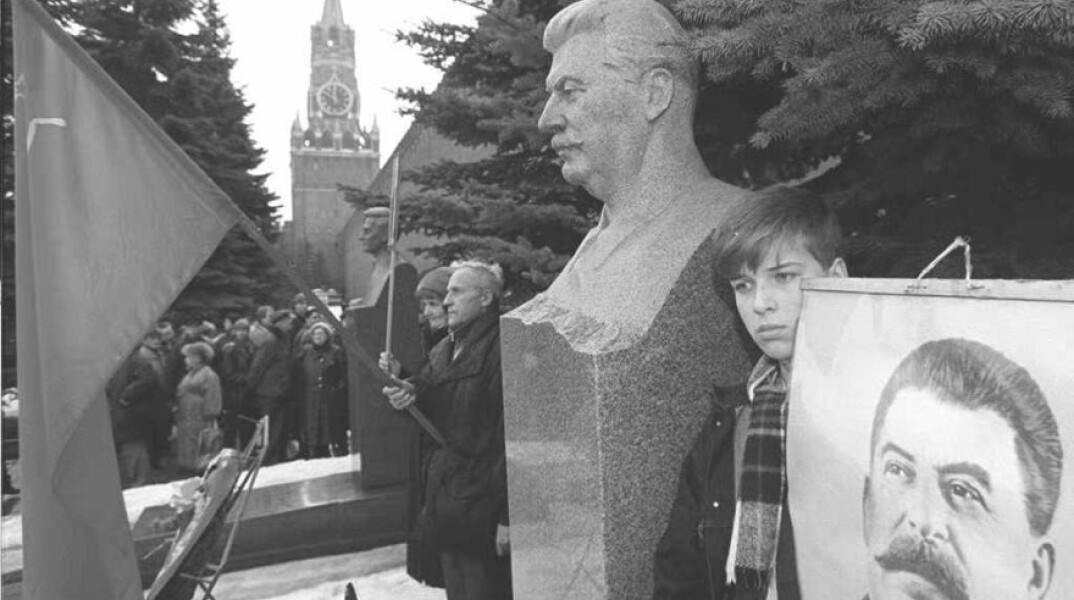 Το μνημείο που ανεγέρθηκε στον τάφο του Στάλιν στον τοίχο του Κρεμλίνου © EPA / Konstantin ZAVRAZHIN