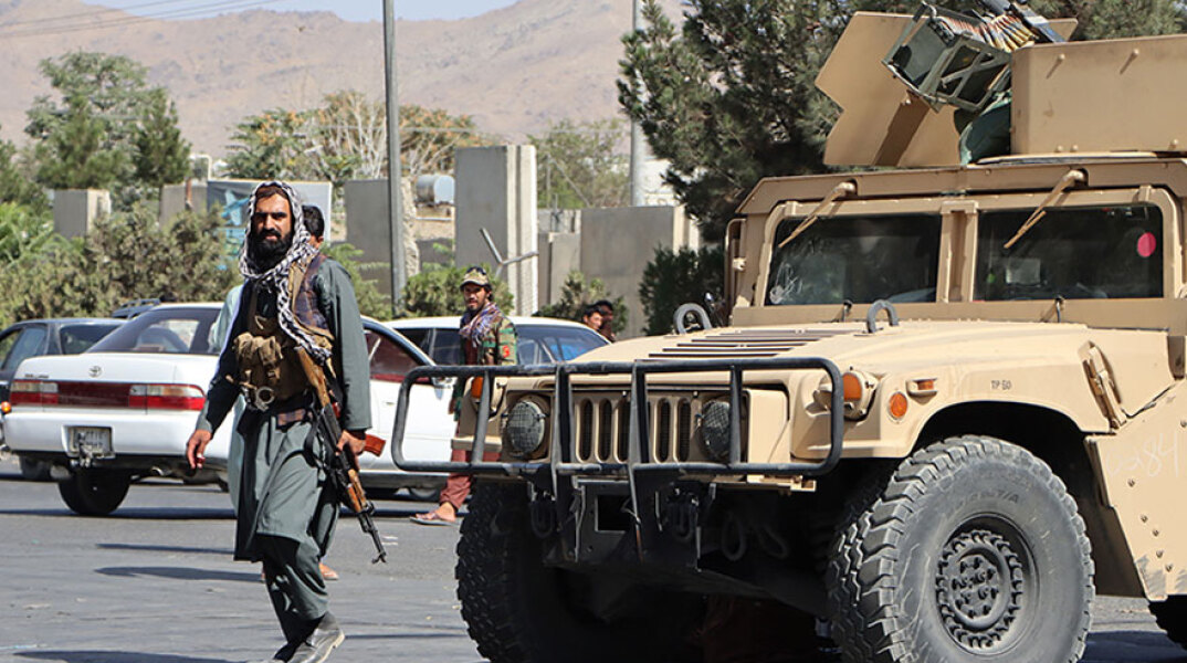 Αφγανιστάν: Ταλιμπάν σε σημείο ελέγχου δρόμου που οδηγεί στο αεροδρόμιο της Καμπούλ