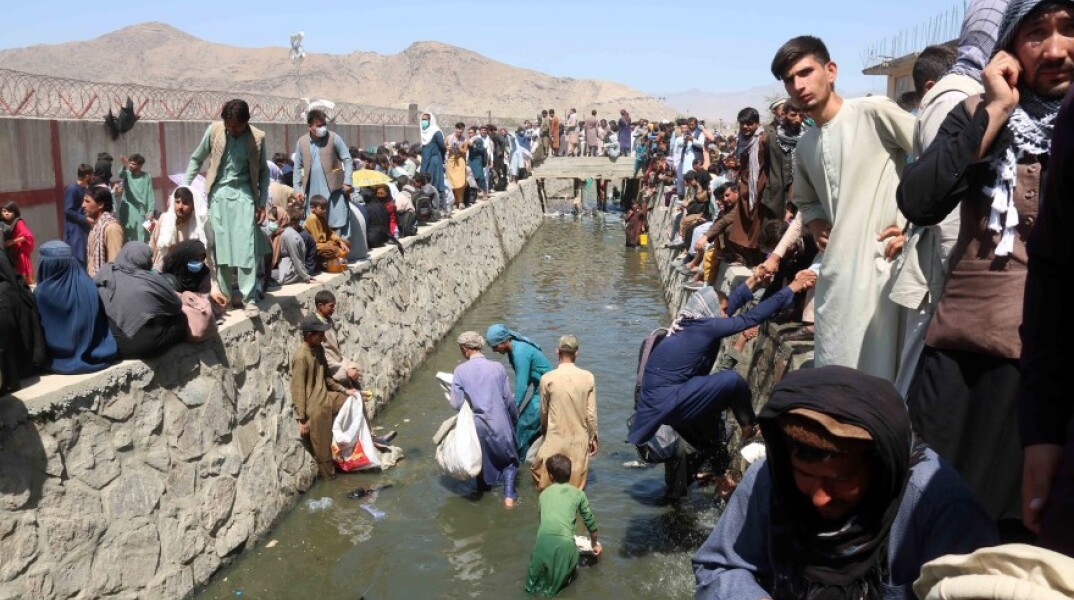 Αεροδρόμιο Καμπούλ: Χιλιάδες Αφγανοί με τα ταξιδιωτικά έγγραφα στα χέρια προσπαθούν να περάσουν τον έλεγχο © EPAAKHTER GULFAM