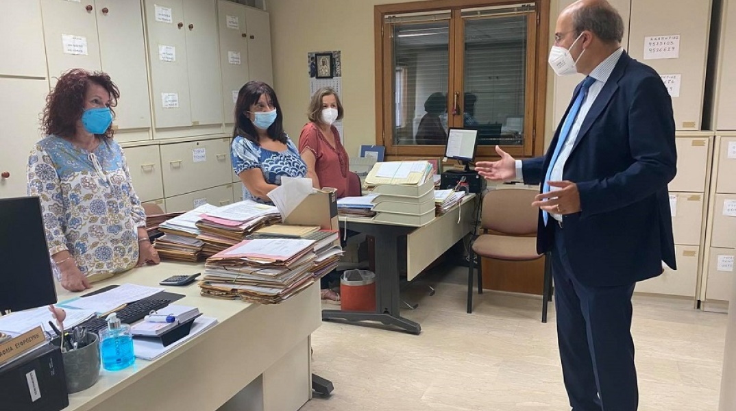 Ο υπουργός Εργασίας, Κωστής Χατζηδάκης, κατά την επίσκεψή του στο υποκατάστημα του ΕΦΚΑ Κέρκυρας