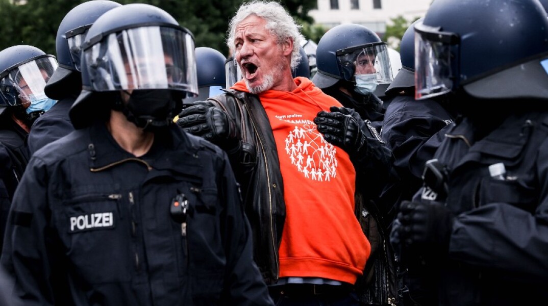 Γερμανία: Συγκρούσεις αστυνομικών με διαδηλωτές για τα μέτρα