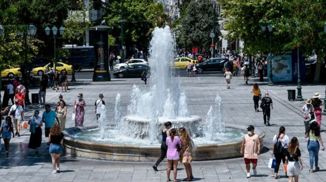 Πολίτες στην πλατεία Συντάγματος 