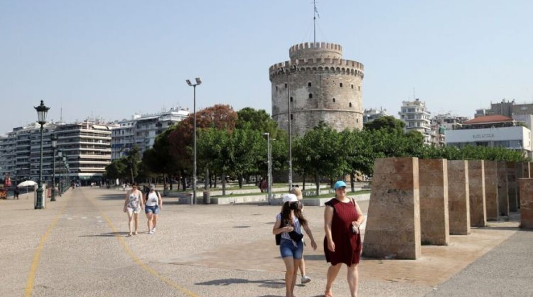 Θεσσαλονίκη - Πολίτες με μάσκα στην παραλία 