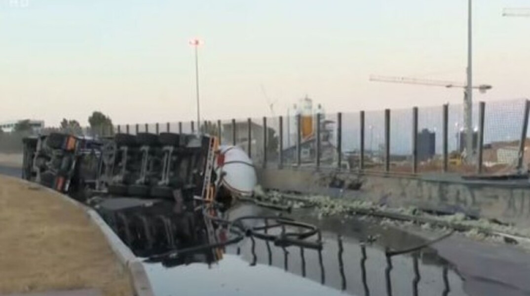 Δραπετσώνα: Ατύχημα με βυτιοφόρο – Γέμισε ο δρόμος πετρέλαιο