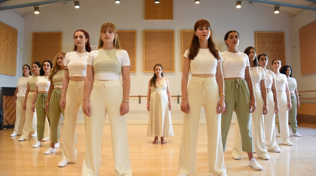 Chores, το γυναικείο φωνητικό σύνολο σε πρόβα