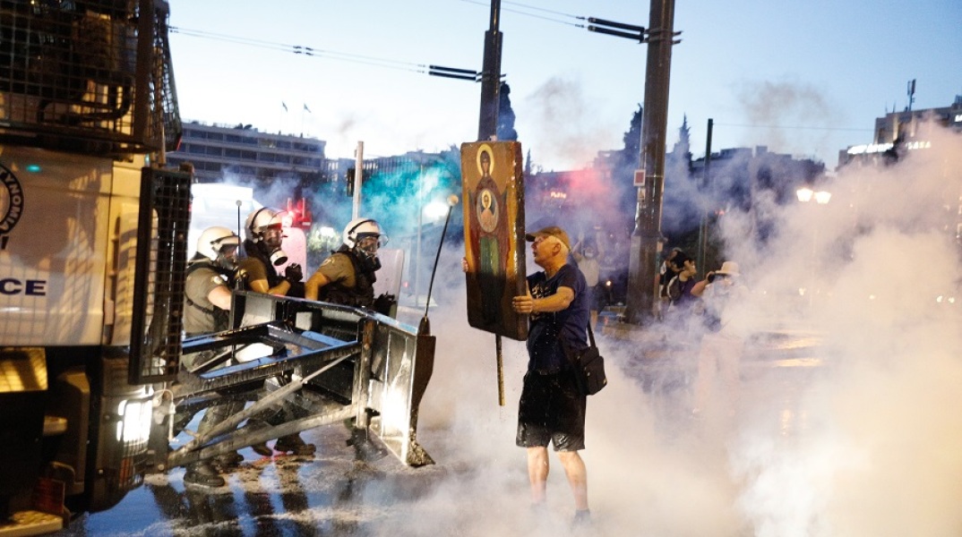 Επεισόδια αντιεμβολιαστών στο Σύνταγμα