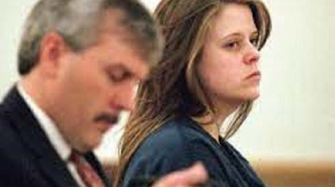 Η Κρίστι Κόσλοου στο δικαστήριο.